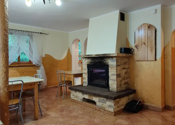 Wilcza Jama Hostel *